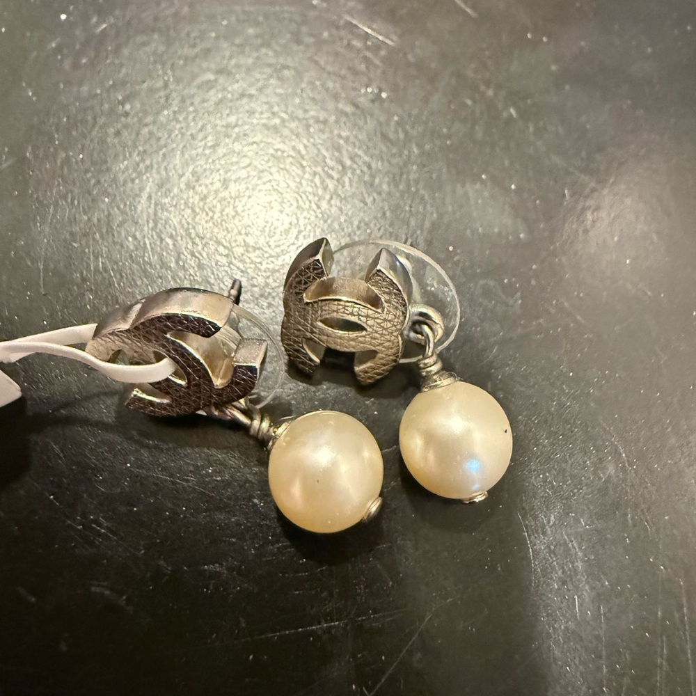 CHANEL Silver Logo Earrings with Cream Pearls - Picture 3 of 9